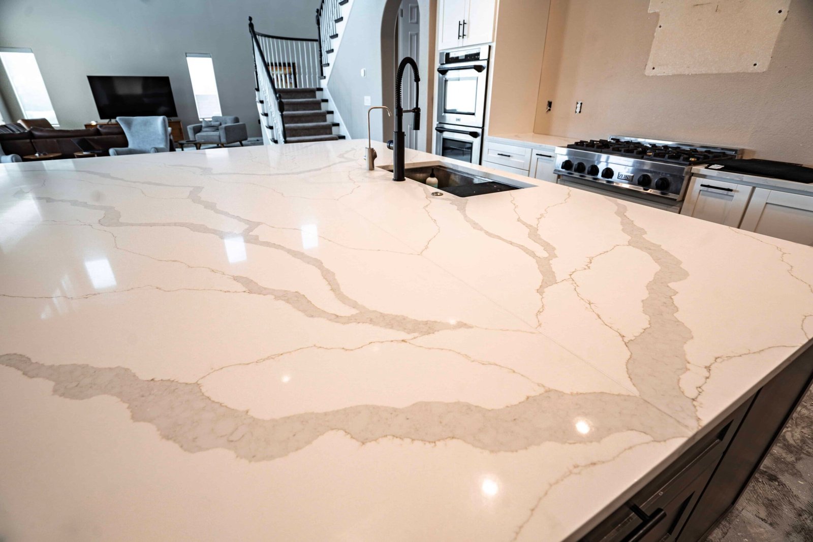 Quartz Oversized Island, vein matching