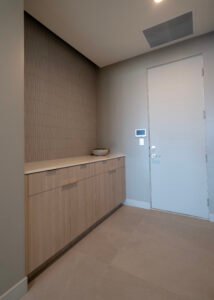 Cotton White Tencil Quartz wtih Island Waveline Tile backsplash
